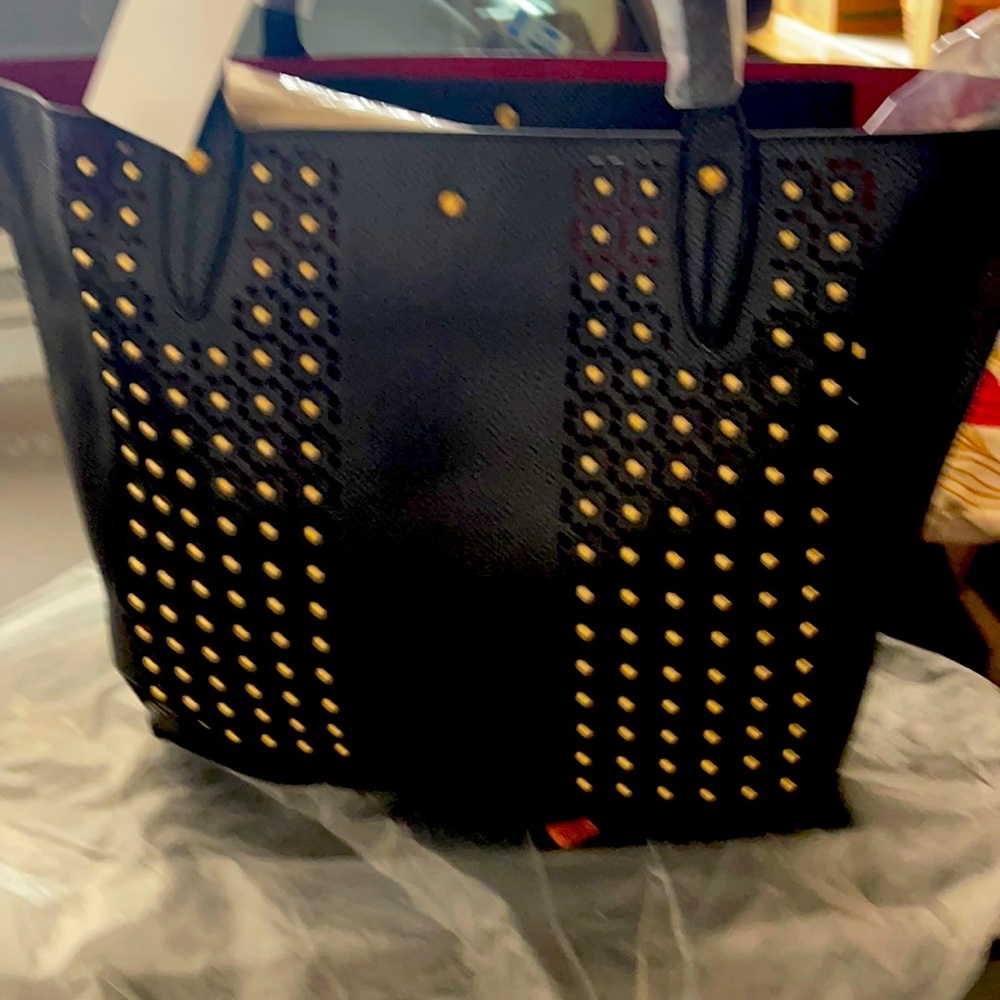 Show stopper this stylish purse tote.Two handbags